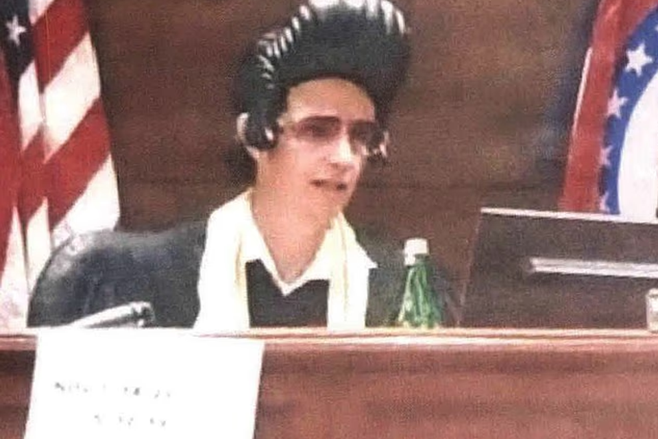 עם פאה משקפיים ושירים בדיונים: quot השופט אלביס quot הושעה מתפקידו ישראל היום