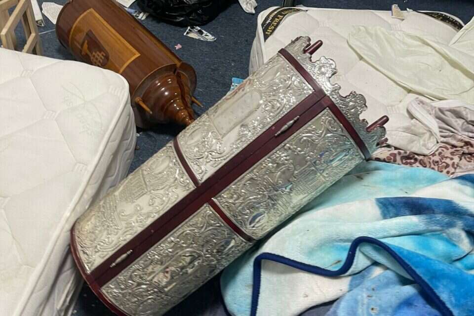 אלמונים פרצו לבית כנסת והשחיתו ספרי תורה ותפילה , חי רצאבי