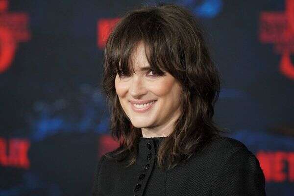 וינונה ריידר בבכורת "דברים מוזרים" בלוס אנג'לס, 6 בנובמבר 2025 , Jordan Strauss/Invision/AP