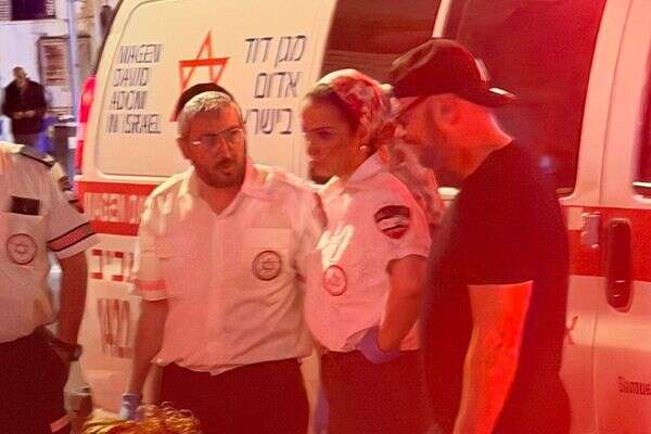 רמי קליינשטיין לצד הצוות הרפואי כשברקע אמבולנס של מד"א , ללא קרדיט