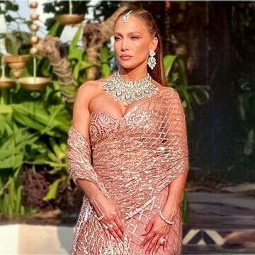 בסארי נוצץ: ג'ניפר לופז גונבת פוקוס בחתונה הודית