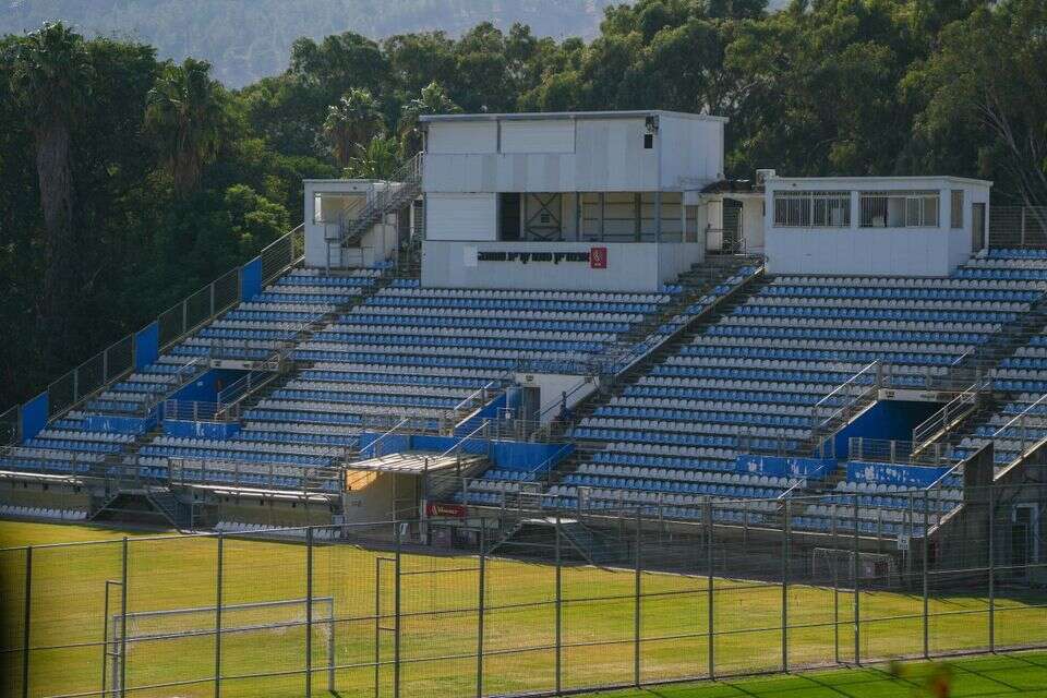תסכול בקריית שמונה: ההחלטה לגבי האצטדיון שנפגע מטיל חיזבאללה