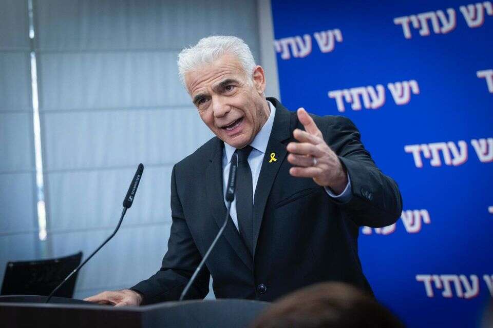 לפיד בישיבת הסיעה של "יש עתיד" , חיים גולדברג/פלאש90