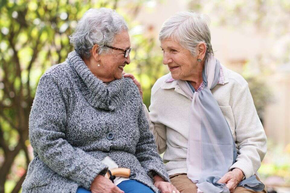 נשים מבוגרות הגיל השלישי אריכות ימים אושר  , istockphoto