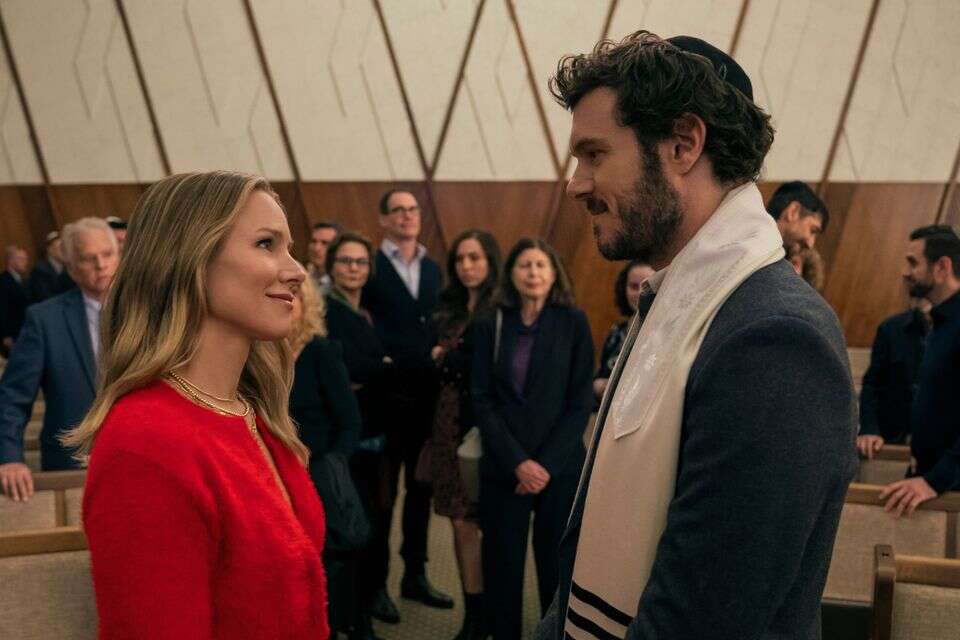 אדם ברודי וקריסטן בל ב"רק לא זה" , Stefania Rosini / Netflix