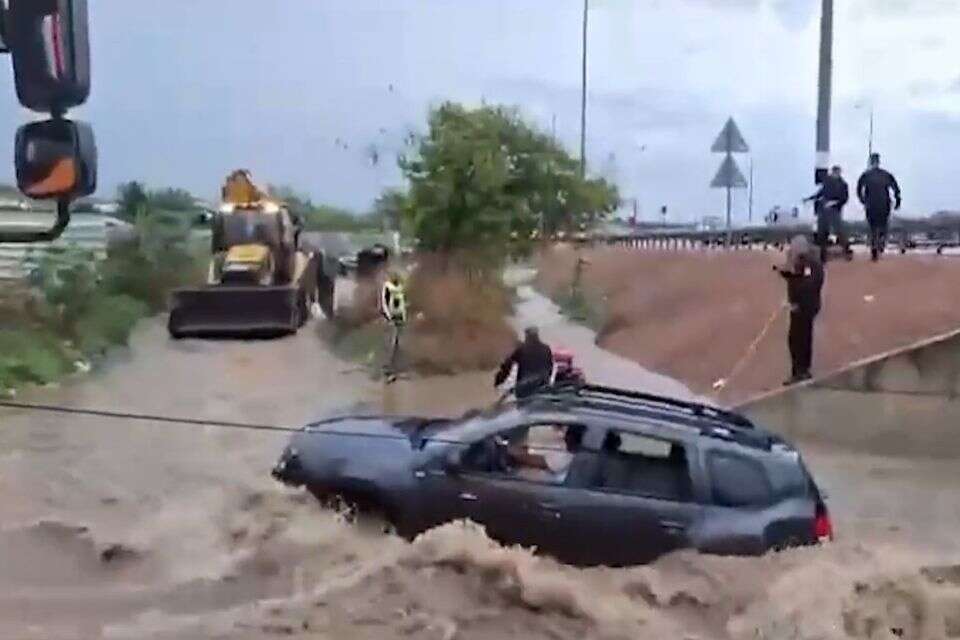 רכב נסחף בגשמים בטמרה , ללא קרדיט