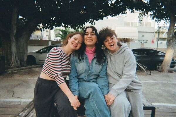 טליה ברטפלד, נועם קליינשטיין ונטע רוט, יוצרות המחזמר "חצ'קונים" , שרון דיסקין