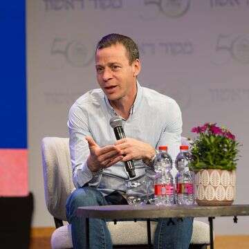 "בא לשכונה בחור חדש": עמית סגל בבשורה מרגשת