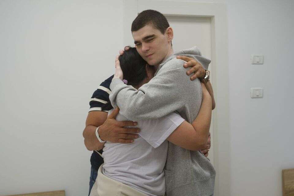 "עדיין הולך שפוף, כמו שהלכתי במנהרות". מקסים הרקין נפגש לראשונה עם משפחתו בנקודת הקליטה לאחר השחרור , דובר צה"ל