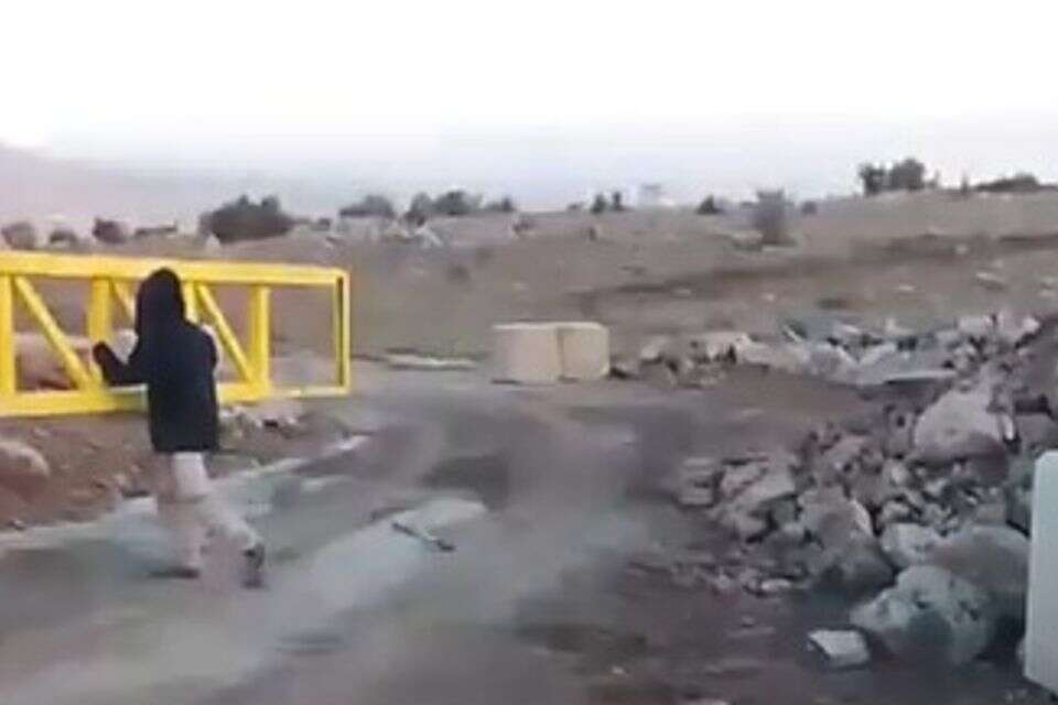 אזרחים ישראלים פרצו את הגדר וחצו את הגבול לסוריה , .