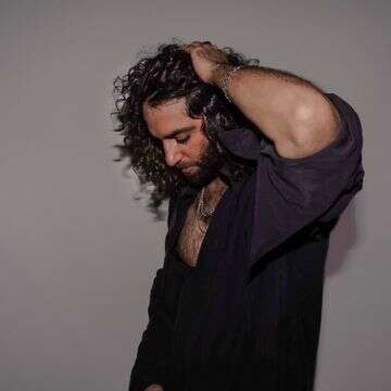 התיעוד מהתקלה: טונה מסלק את עובד הבמה