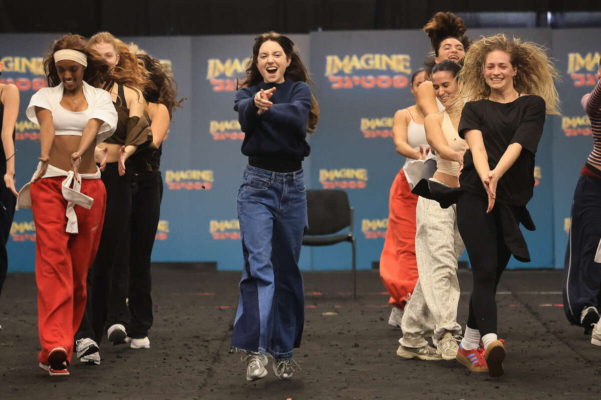 רובוט אנושי ודולפינים מעופפים: הצצה לבמה של פסטיגל 2025