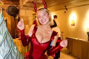 חג הודיה לוהט: סידני סוויני בתחפושת דרקונית אדומה