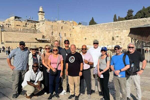 "החלטנו לעמוד בצד הטוב". הכומר דייוויד לרמור עם חברי המשלחת בכותל , The Narrative Agency