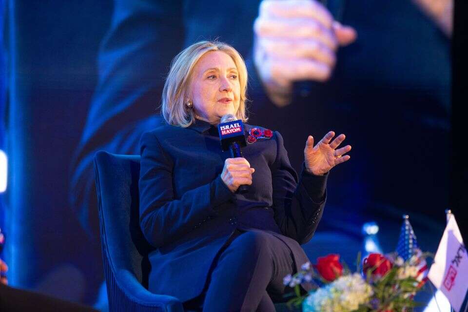 מיליוני צפיות ותגובות זועמות: סערת הילארי קלינטון שוברת את הרשת