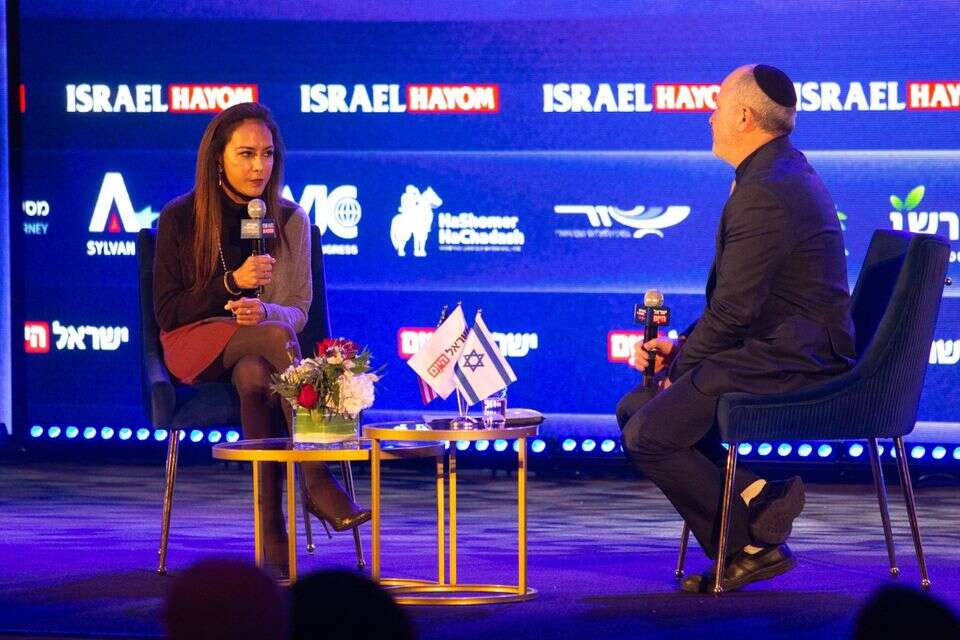 הרמיט דילון עוזרת התובע הכללי של ארצות הברית למחלקת זכויות האזרח , עמי שומן
