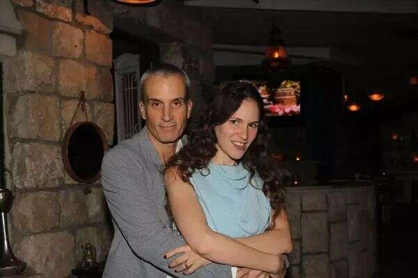 פתח טינדר אחרי הפרידה ממנה. אברי גלעד ונעמה שוחט , אביב חופי