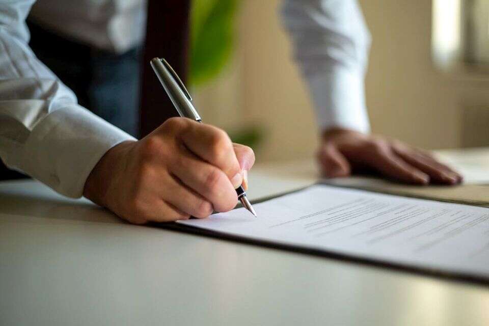 הכל מתחיל בחוזה  , gettyimages