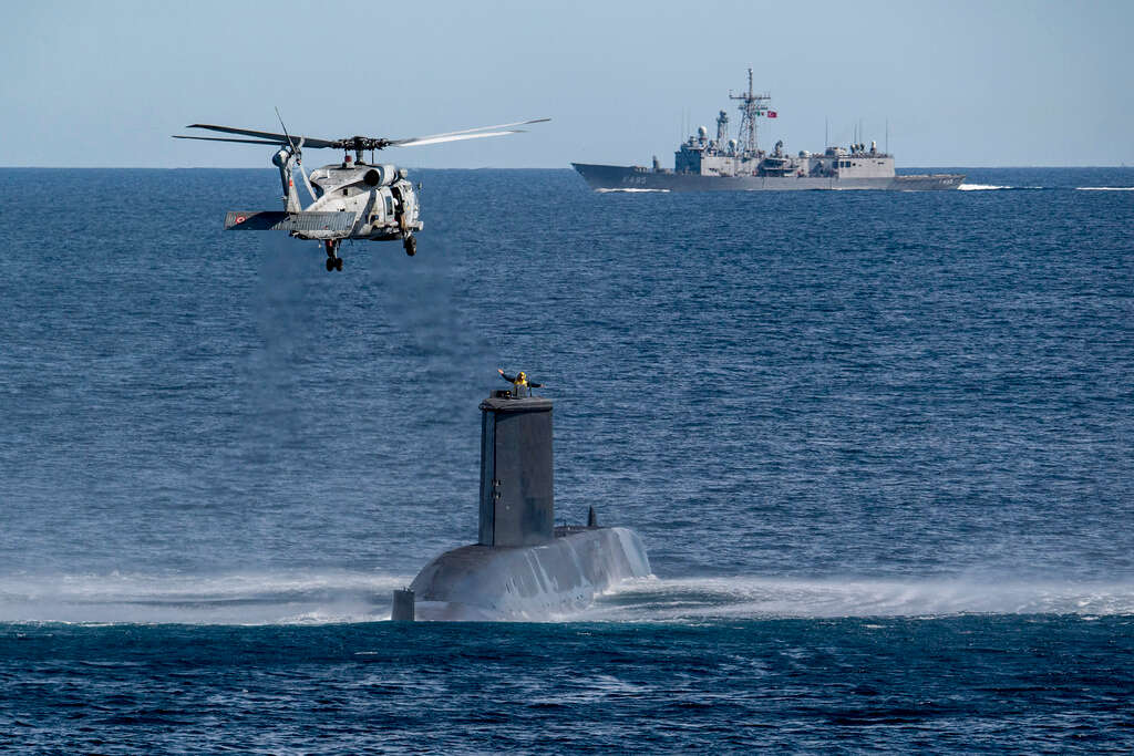 תרגיל של הצי הטורקי בים התיכון. טורקיה הכריזה על בניית צוללת חדשה , AP 