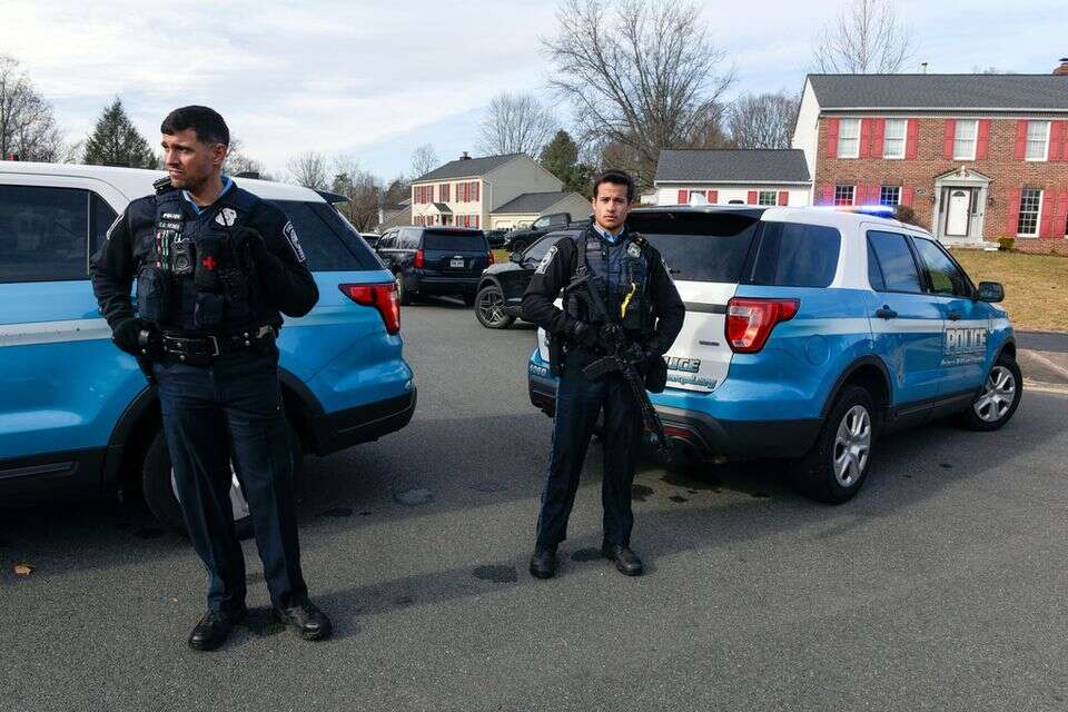 סוכני FBI מחוץ לביתו של החשוד , AP