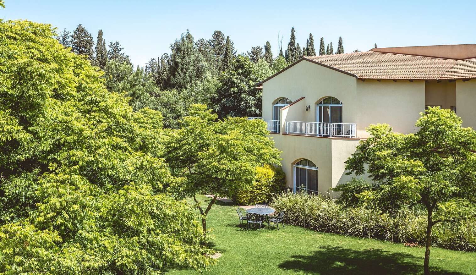 מלון מפנק עם ירוק מסביב, ספא מפנק - והמון הופעות לחורף