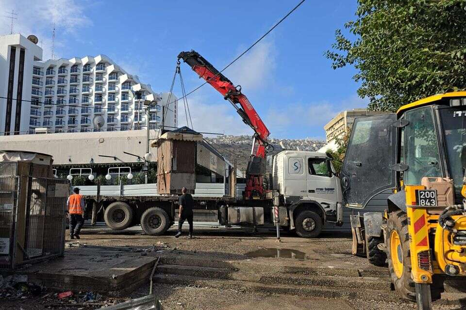 עבודות פינוי הדוכנים מהשדרה הראשית של טיילת יגאל אלון בטבריה , פרטי