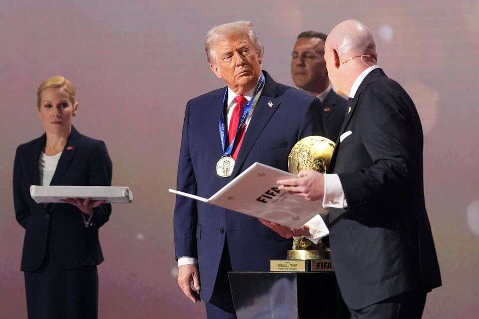 ג'יאני אינפטינו מעניק לדולנד טראמפ את מדליית השלום , AP