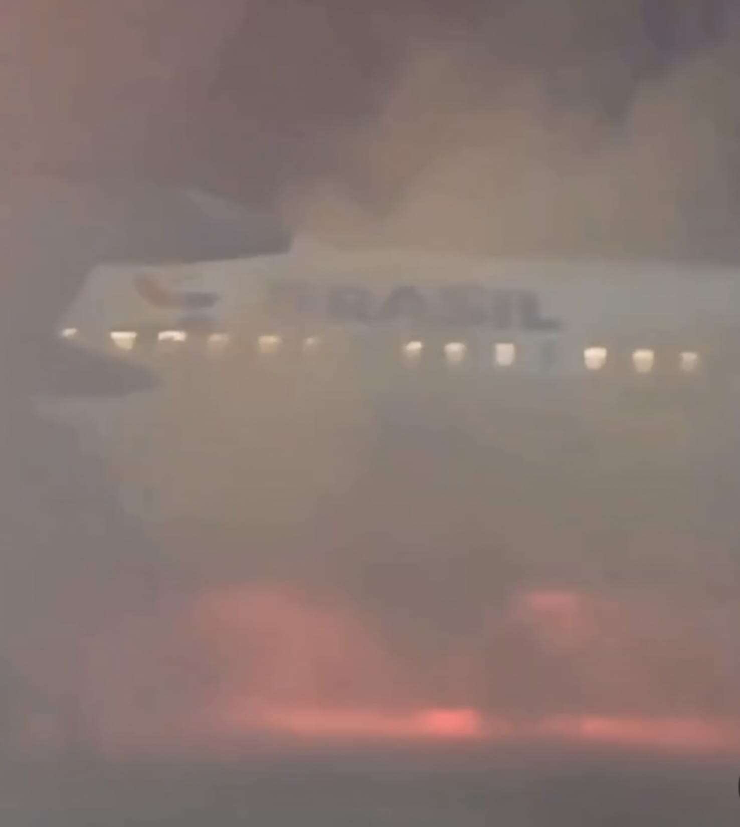 דרמה על המסלול: מטוס עם נוסעים עלה באש ופונה במהירות