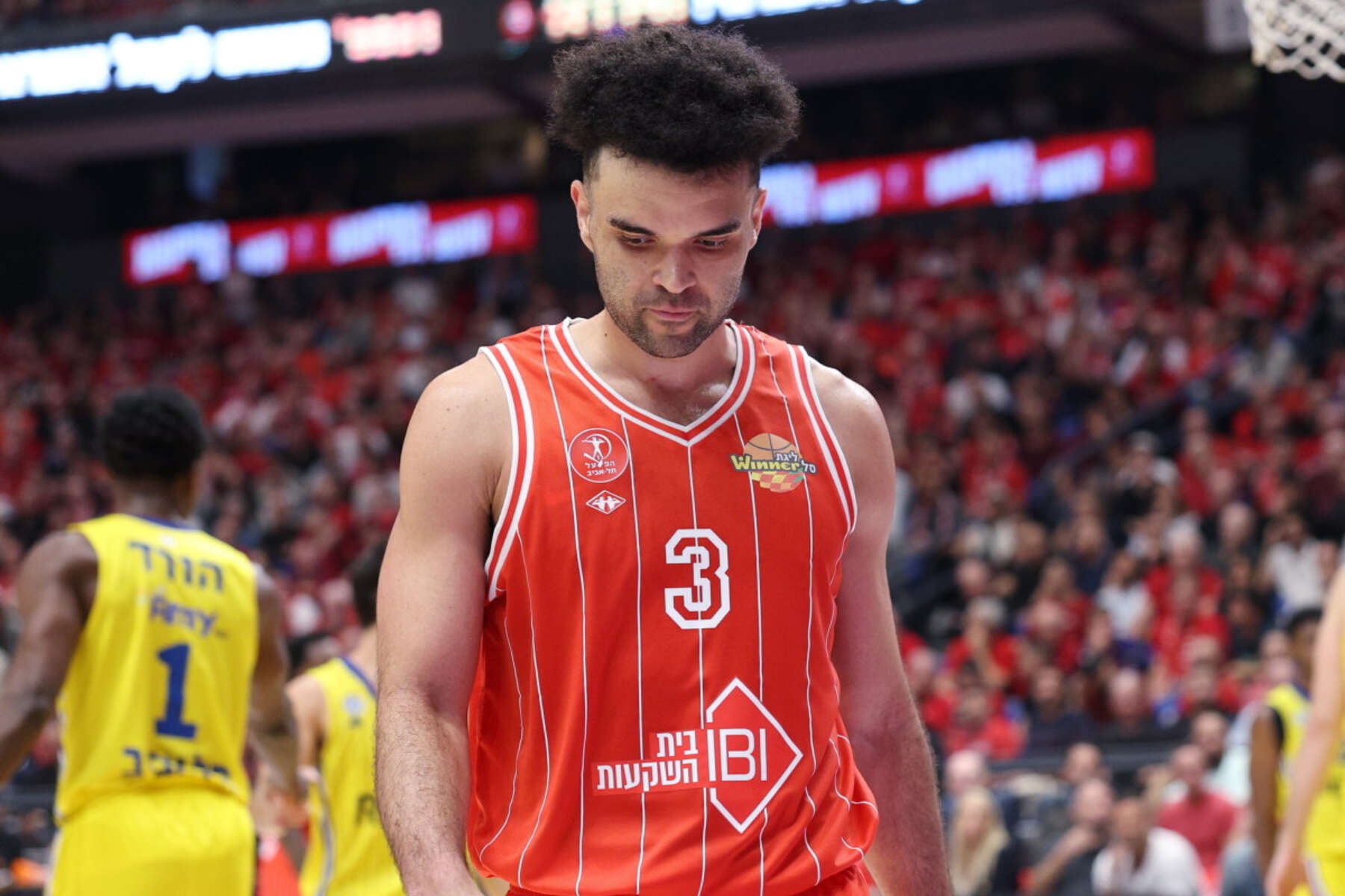 המחלוקת בין הפועל תל אביב לאלייז'ה בראיינט - שלא הגיע לישראל