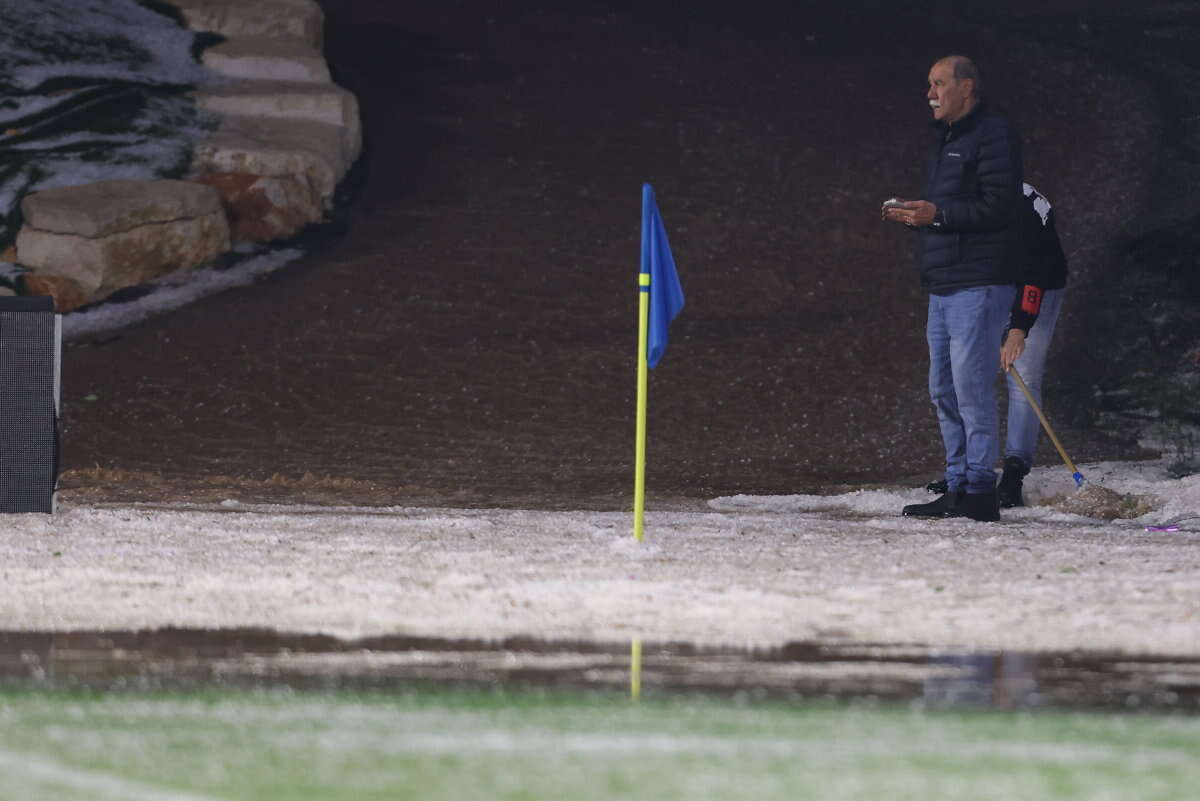 נהר שזורם למגרש, ודשא לבן מברד: משחק בליגת העל בסכנת ביטול