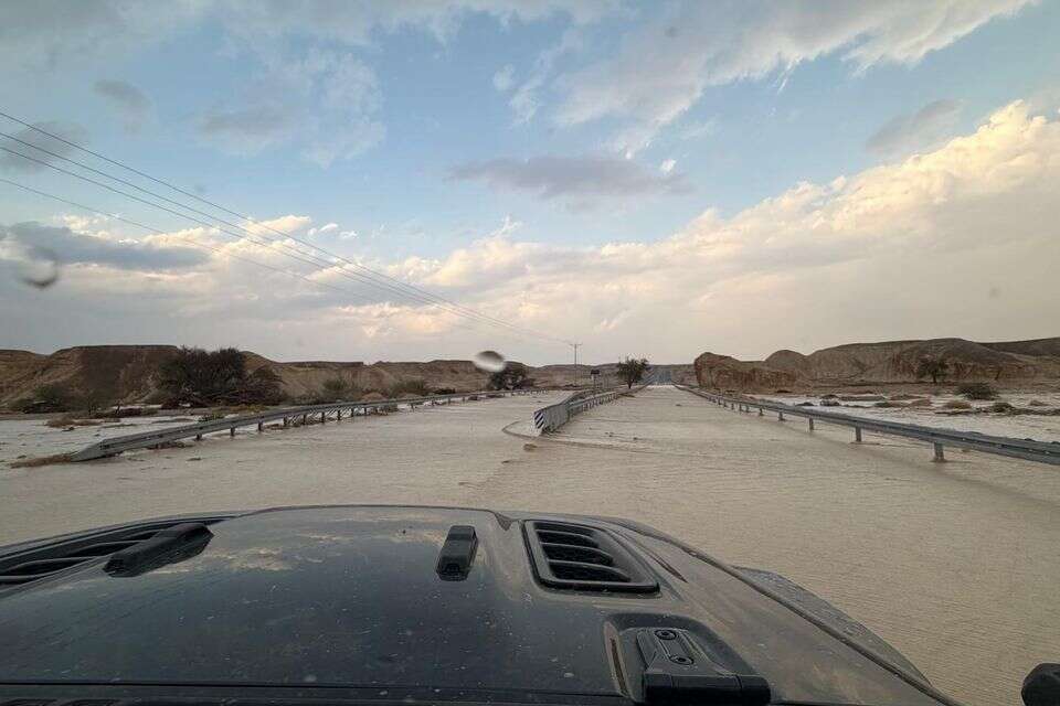 מכביש 40 צומת ציחור שעלתה על גדותיה וחסומה. , .