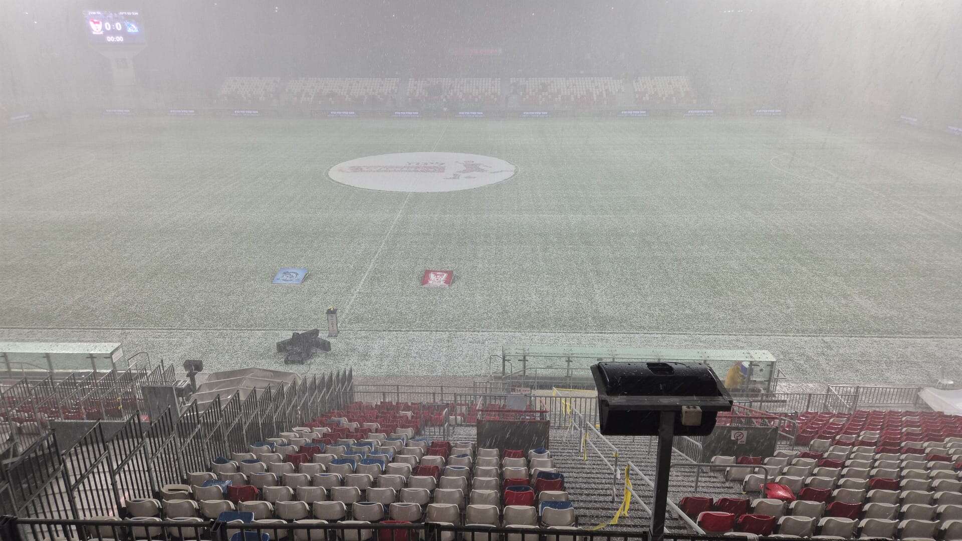 נהר שזורם למגרש, ודשא לבן מברד: משחק בליגת העל בסכנת ביטול