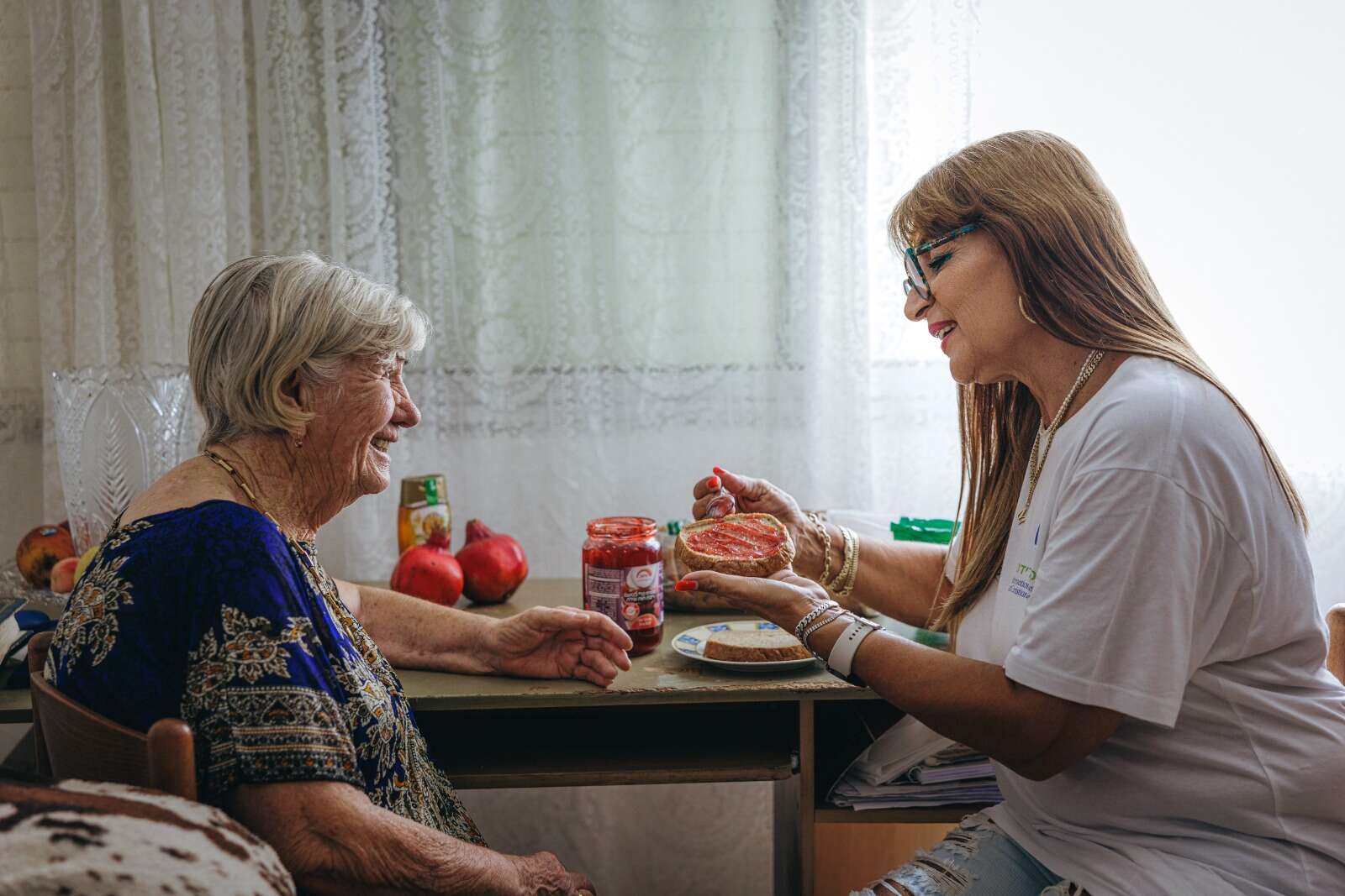 “להזכיר שהם לא לבד”: האנשים שמחזקים את ניצולי השואה