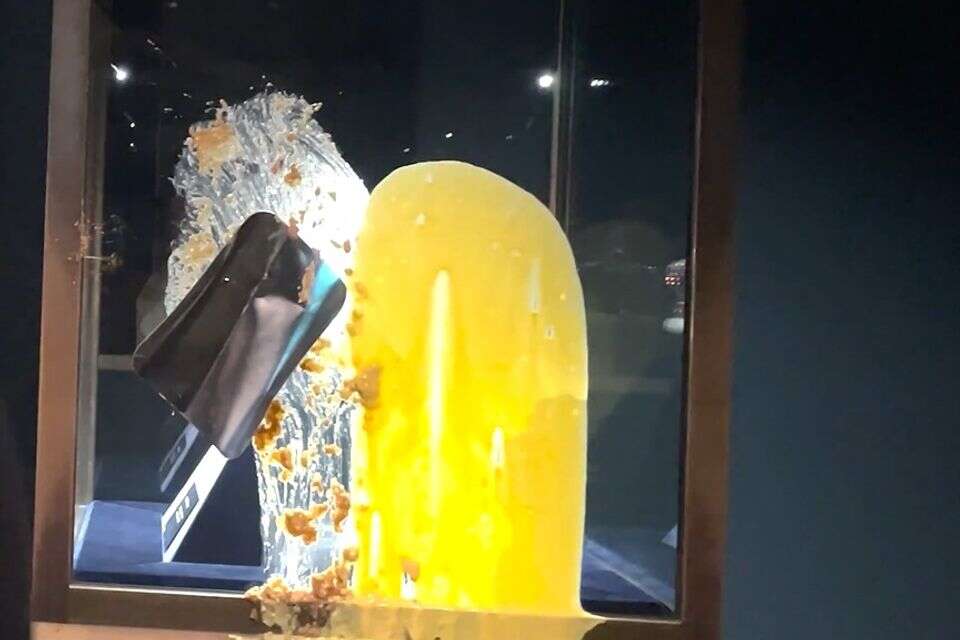 פעילי מחאה משחיתים את תצוגת תכשיטי הכתר הבריטיים , מתוך X