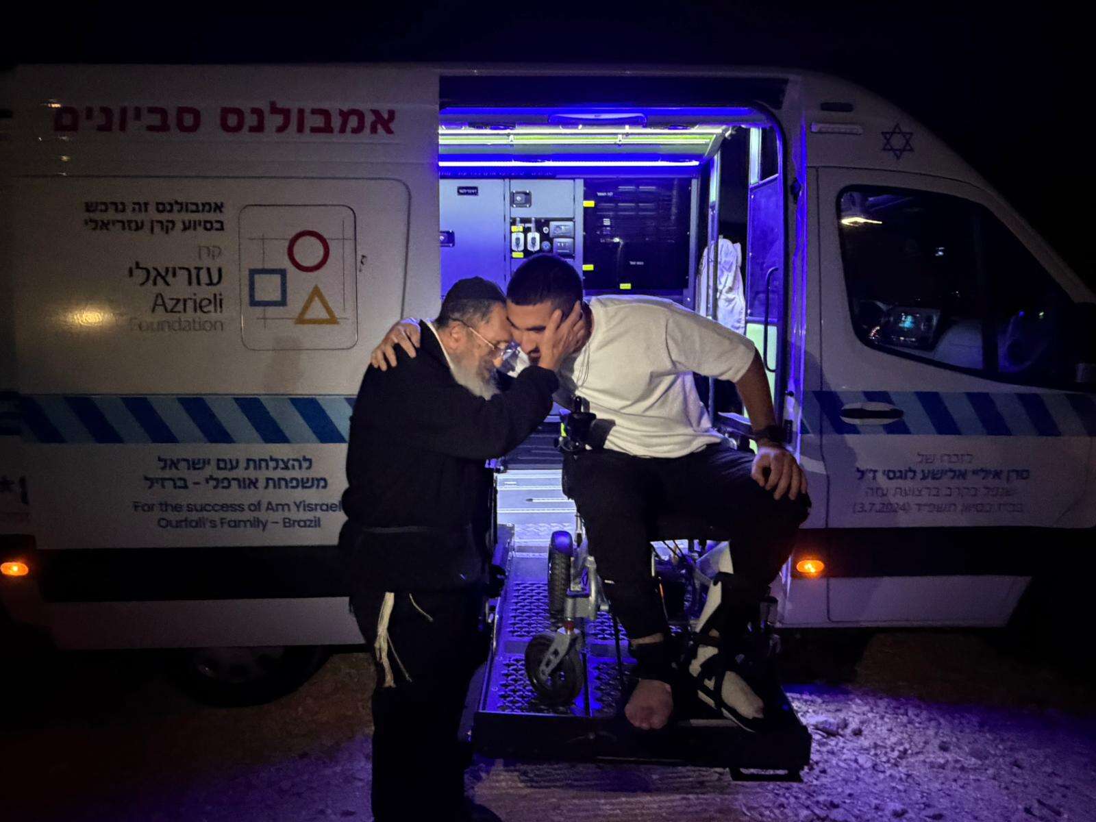 "שנה חיכיתי, שנה דאגתי": המפגש המרגש של הלוחם הפצוע עם סבו