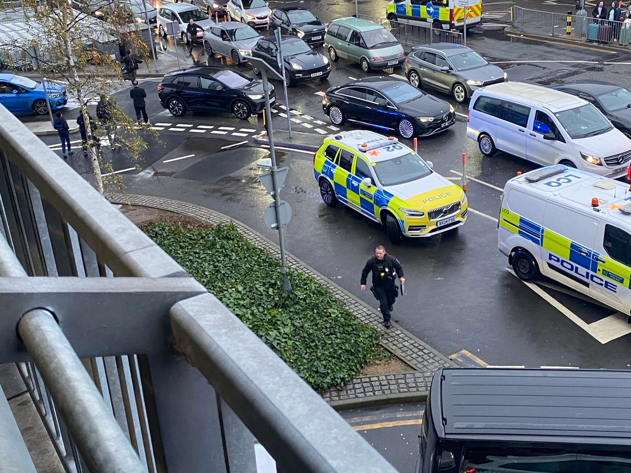 תקרית חריגה בשדה התעופה היתר'ו בלונדון: המשטרה סגרה טרמינל - דיווחים על נפגעים מגז