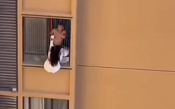 תיעוד: המאהבת כמעט צנחה מהקומה העשירית