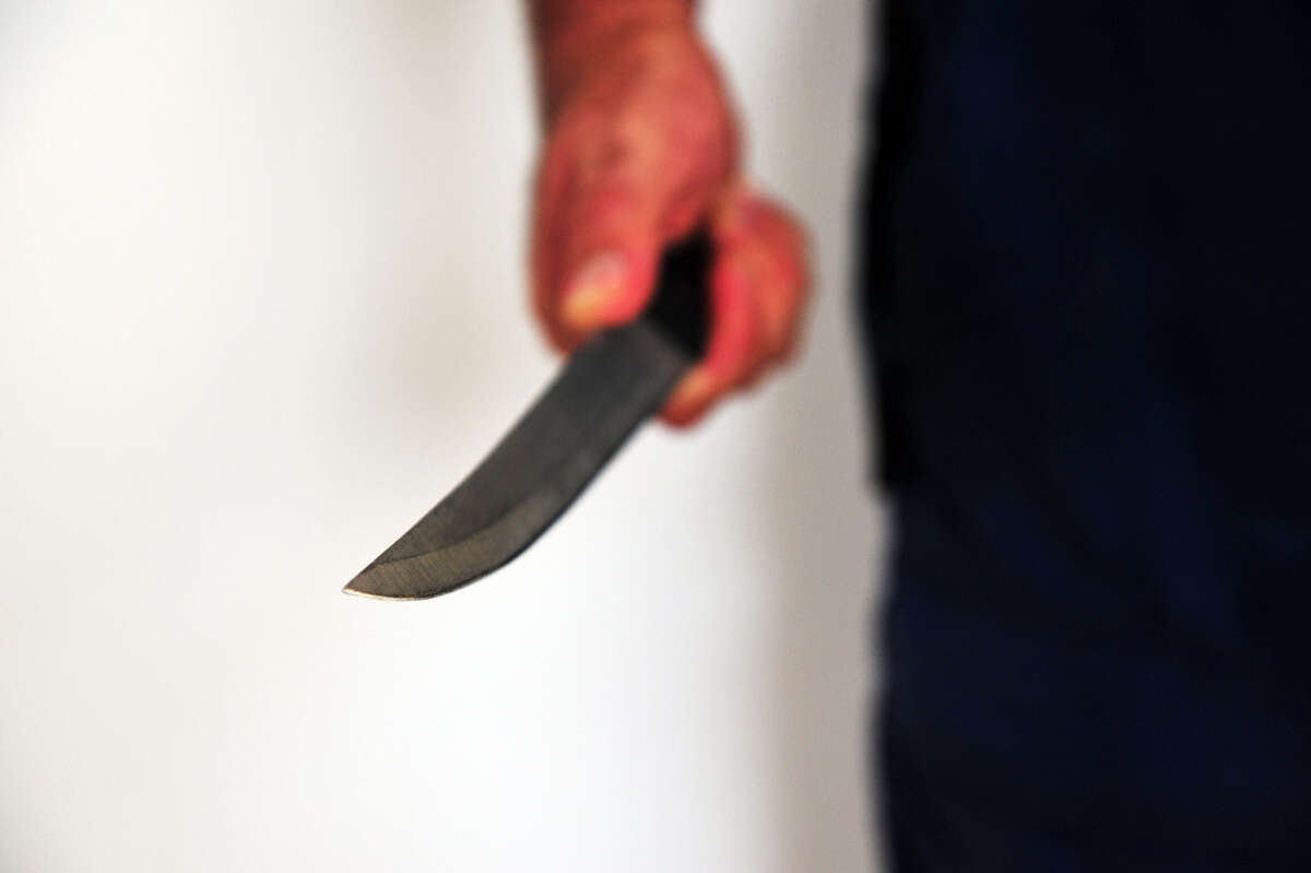 מארב לילי עם שני חמושים: כתב אישום נגד בת 20 בגין תקיפת גבר עמו הייתה בקשר