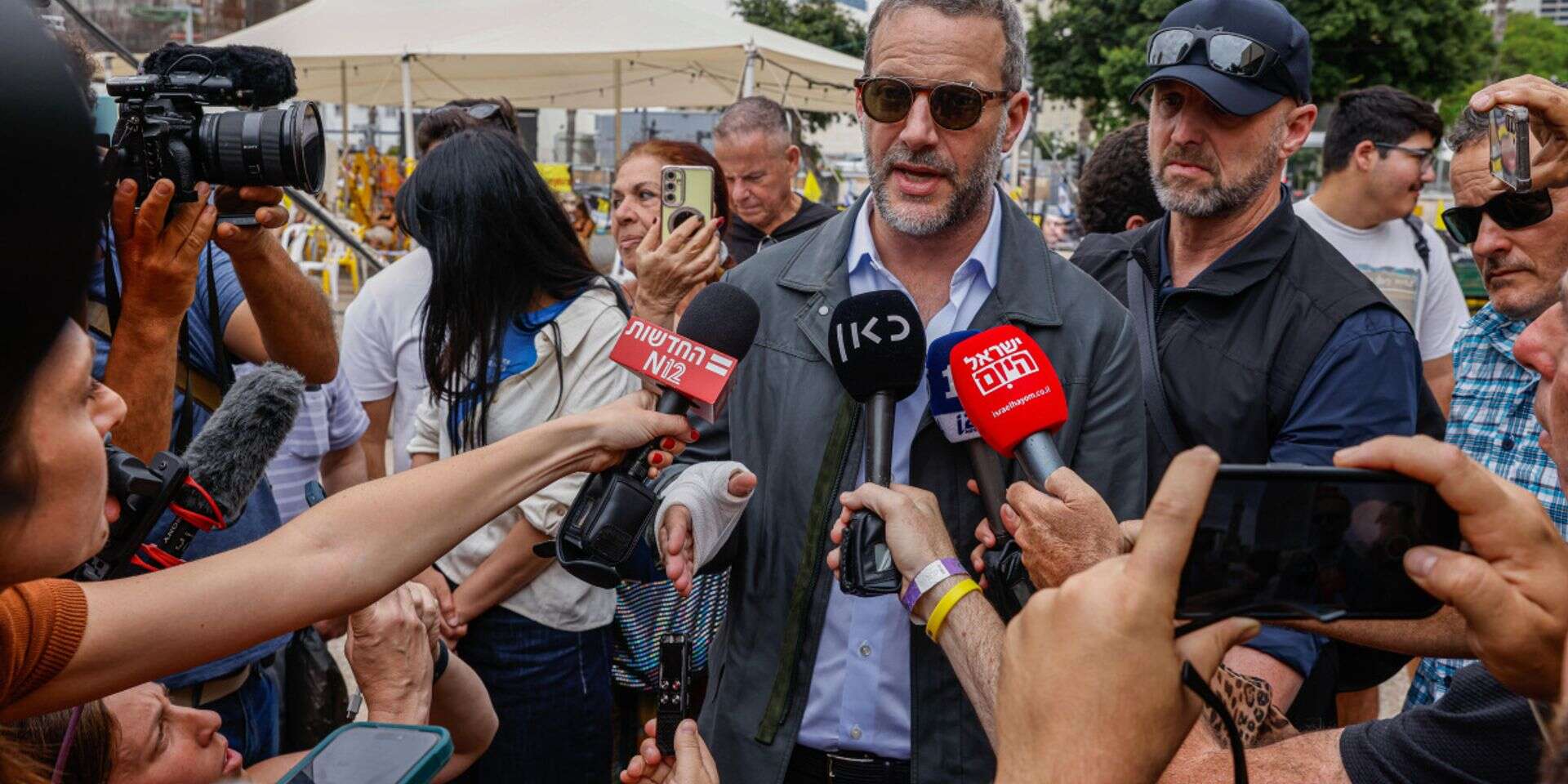 אדם בוהלר בביקורו בכיכר החטופים (ארכיון). "לראות אותם חוזרים - ממכר" , יהושע יוסף