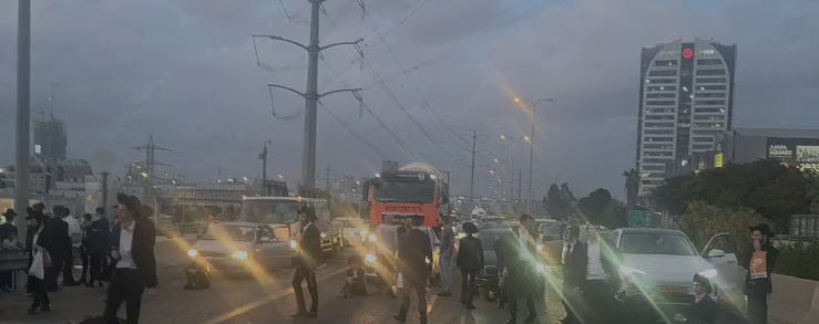 בעקבות מעצר עריק: הפגנה בבני ברק - כביש 4 חסום
