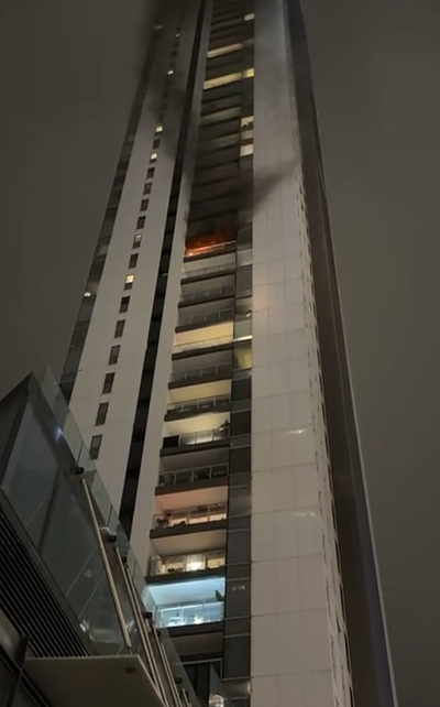 צפו: שריפה פרצה בבניין במידטאון בתל אביב