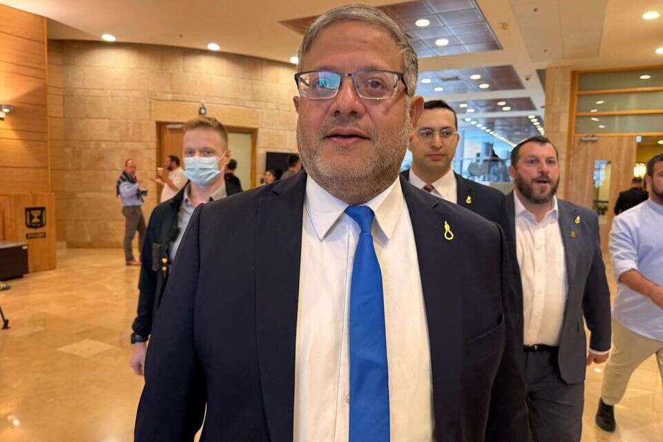 בן גביר וחברי עוצמה יהודית עם סיכת חבל תליה , ללא