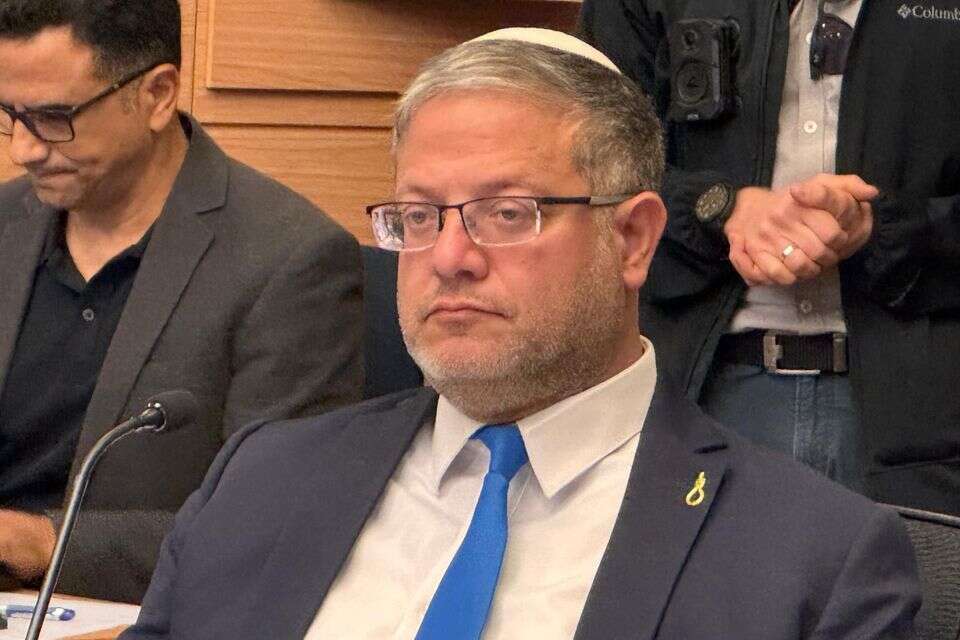 בן גביר וחברי עוצמה יהודית עם סיכת חבל תליה , ללא