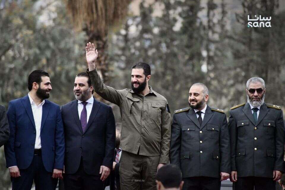 בנוכחות א-שרע: מסדר צבאי נערך לרגל יום השנה להפלת אסד בדמשק , רשתות ערביות