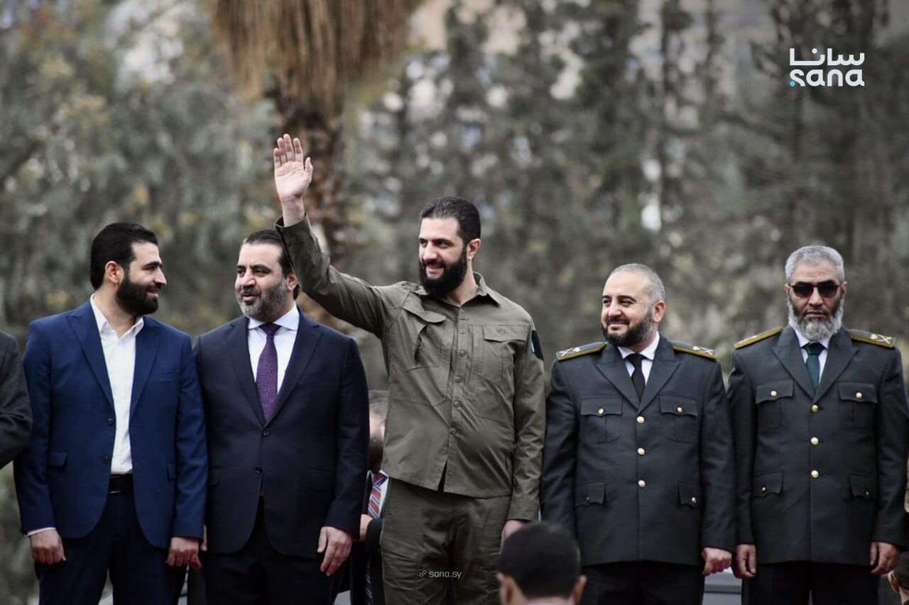 מסוקים בשמים, מסדר צבאי ומיצגים: סוריה חוגגת שנה להפלת משטר אסד | צפו