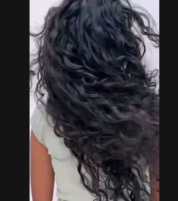 רוצים שיער רך ומבריק? הכירו את שיטת "שמפו סנדוויץ'"