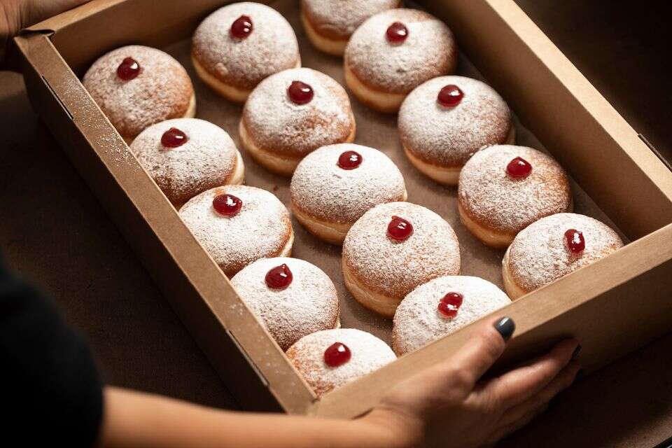 קונים בבוקר ואוכלים בערב? כך תשמרו על הסופגניות טריות