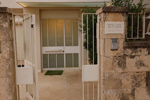 בכיר ב"הוט" נמצא בתרדמת - בגלל טיפול שיניים: "השאירו אותו על הרצפה"