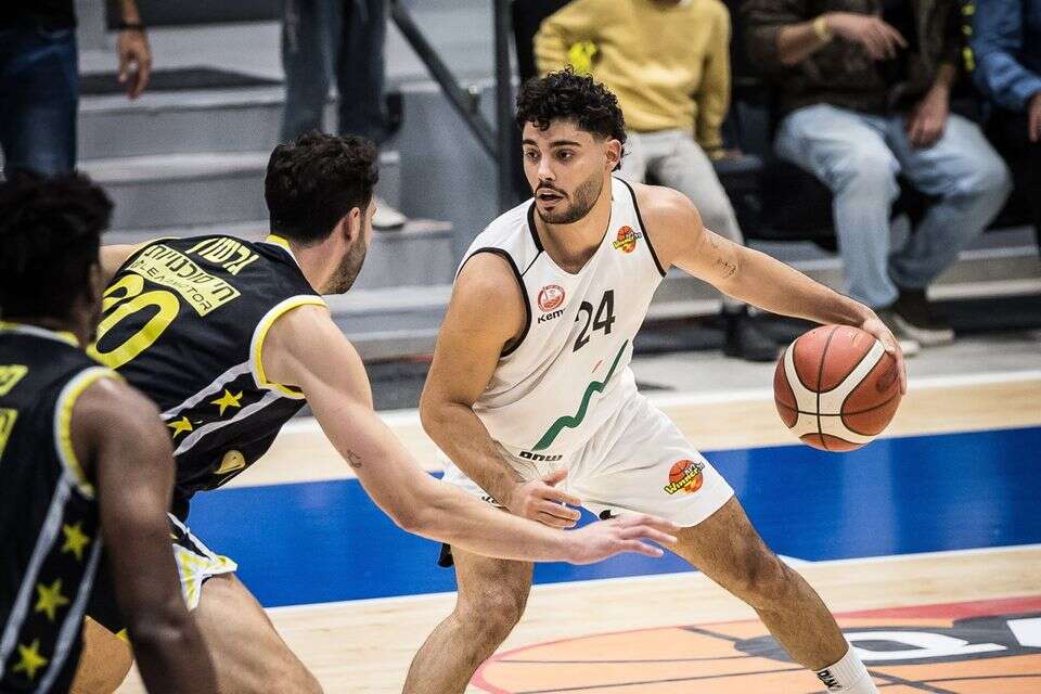 יואב ויטלם עם הכדור , עודד קרני