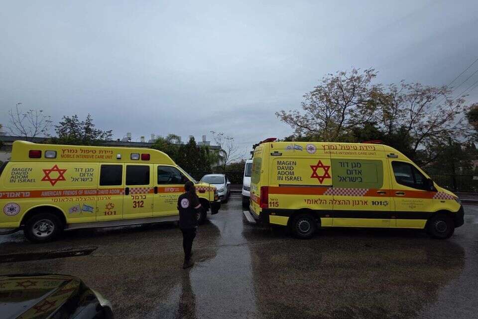 אם ובנה אותרו הבוקר בביתם מחוסרי הכרה - עם חבלות בופם. מד"א קבעו את מותם , תיעוד מבצעי מד"א